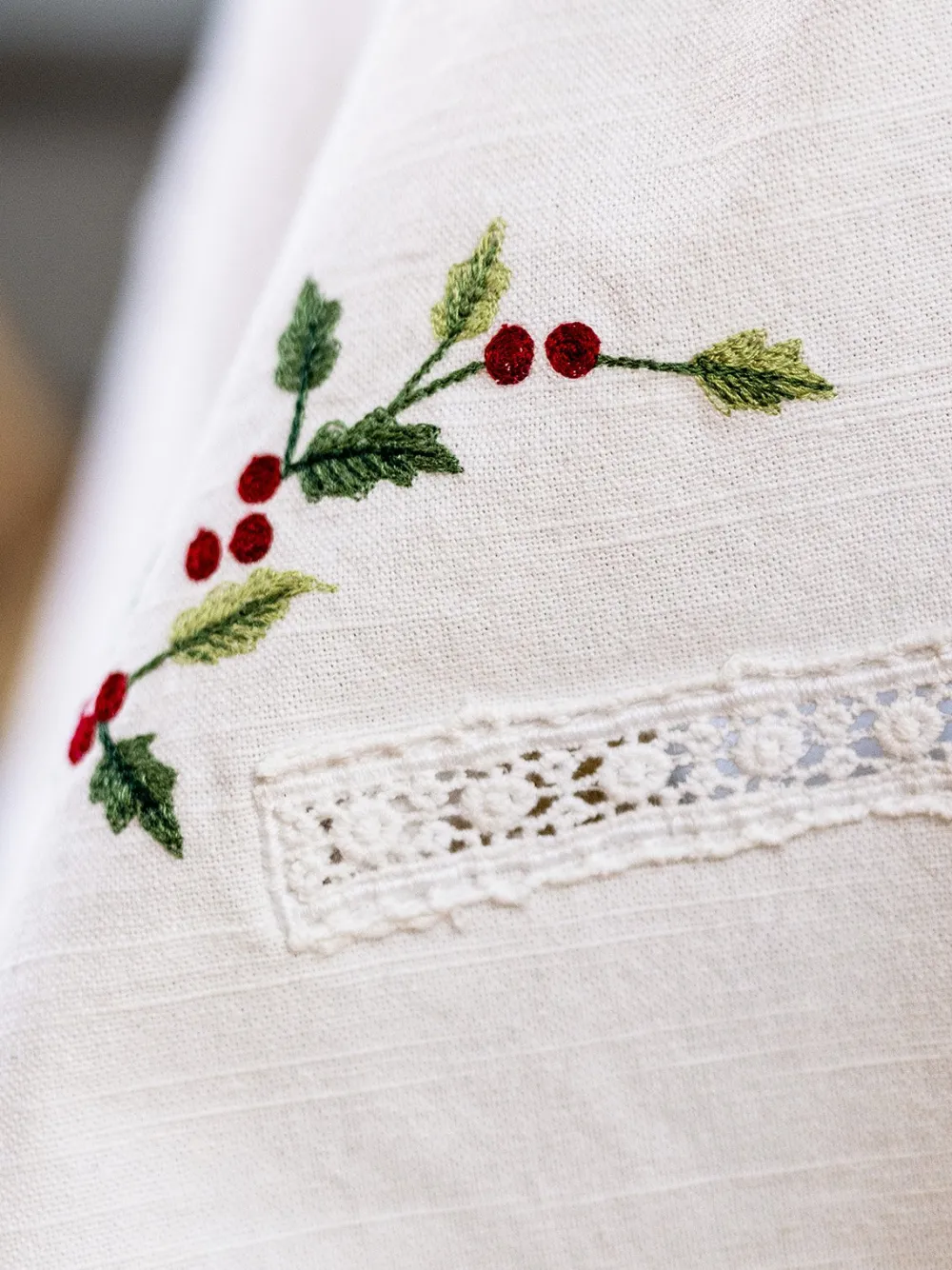 April Cornell Tablecloths|Poinsettia Embroidered Tablecloth, 36" x 36"
